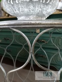 STOLIK METALOWY 63 cm W KOLORZE SREBRA Z LUSTRZANYM BLATEM