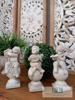 FIGURKA ANIOŁ NA KULI Z FLETEM 19 CM