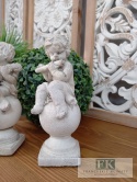 FIGURKA ANIOŁ NA KULI Z FLETEM 19 CM