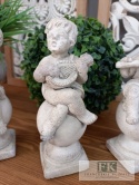 FIGURKA ANIOŁ NA KULI Z MANDOLINĄ 19 CM