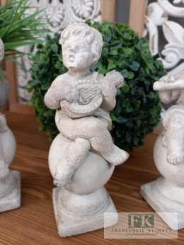 FIGURKA ANIOŁ NA KULI Z MANDOLINĄ 19 CM