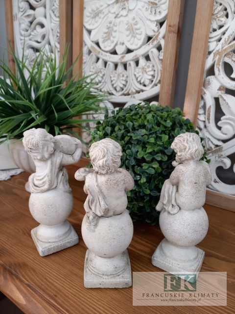 FIGURKA ANIOŁ NA KULI Z MANDOLINĄ 19 CM